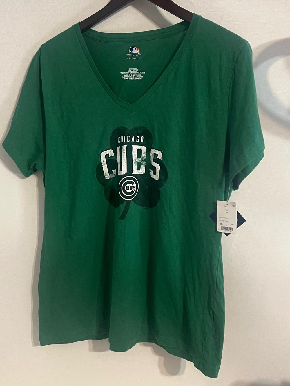 MLB Chicago Cubs St Patricks Day T Shirt V Neck women’s XL Green White Shamrock
